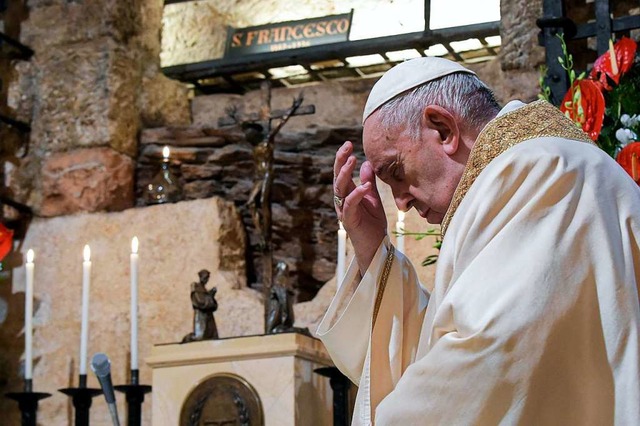 Das ist Papst Franziskus, er entscheid...ahren, ob jemand seliggesprochen wird.  | Foto: Divisione Produzione Fotografica (dpa)