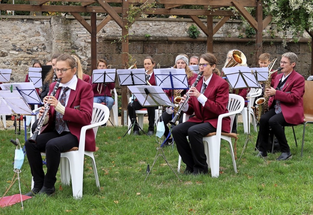 Für  musikalischen Genuss im Freien so...nd  Musiker der Breisacher Stadtmusik.  | Foto: Christine Weirich