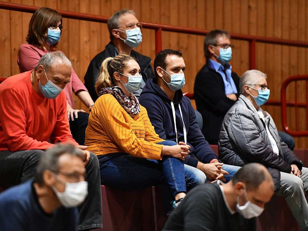 Auch die Zuschauer drfen  whrend der Partie auf ihren Pltzen die Gesichtsmaske nicht ablegen.