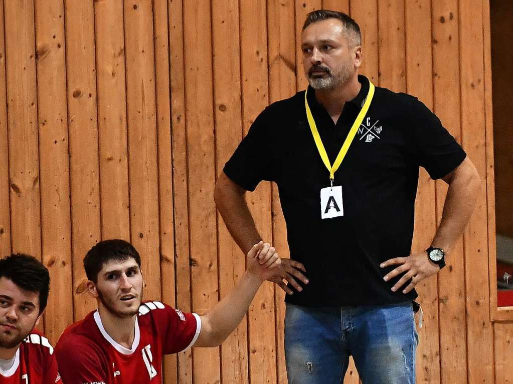 TuS-Trainer Wojcieck Bablewski (von rechts) mit Flavio Zamolo und Dominik Klausmann.