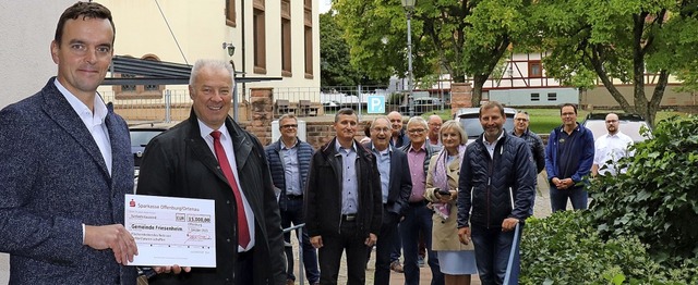 Brgermeister Erik Weide (links) nimmt...e von Klaus Bhler (rechts) entgegen.   | Foto: Gemeinde