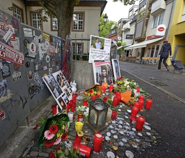Beim Tatort an der Niemensstrae in de...an den getteten 20-Jhrigen erinnert.  | Foto: Ingo Schneider