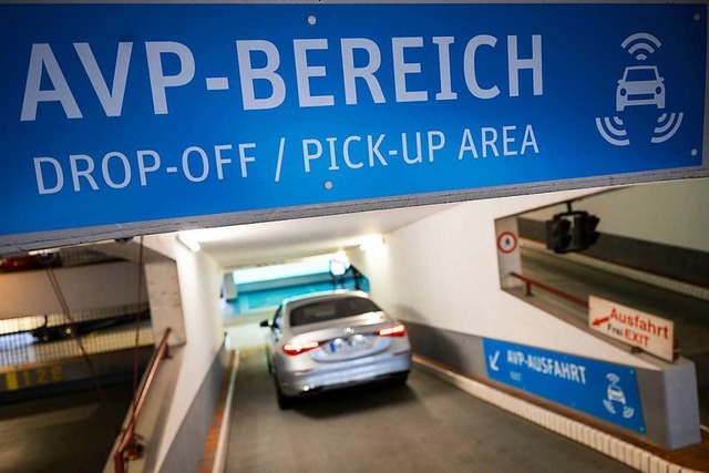 Eine Mercedes-Benz S-Klasse ohne Insas...ein Parkhaus am Stuttgarter Flughafen.  | Foto: Marijan Murat (dpa)