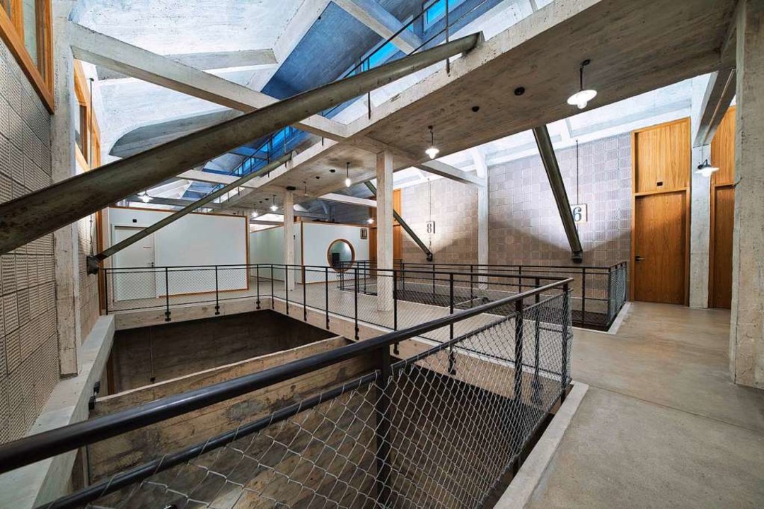 Blick in den Flur des Hostels:  Das Ge...lnder wurden diesem Design angepasst.  | Foto: marc gilgen