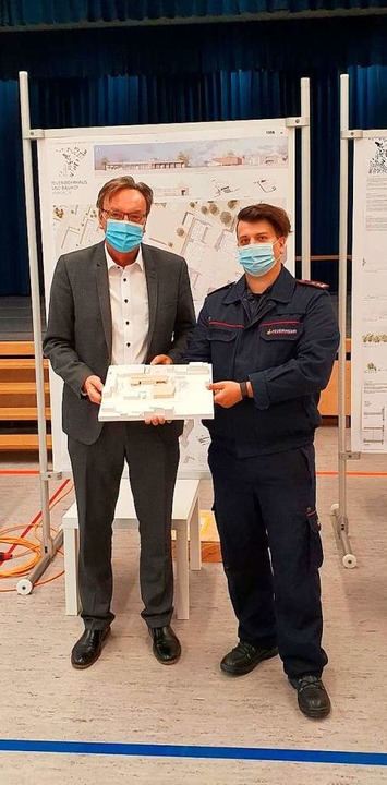 Umkirchs Brgermeister Walter Laub und...per fr Bauhof und Feuerwehr vorsieht.  | Foto: Julius Wilhelm Steckmeister