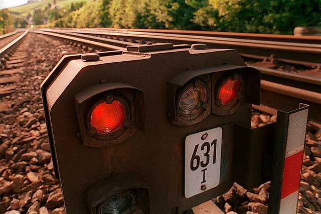 Signal auf Rot &#8211; wegen einer Aus...r Bahnverkehr am Samstag unterbrochen.  | Foto: Juri Junkov