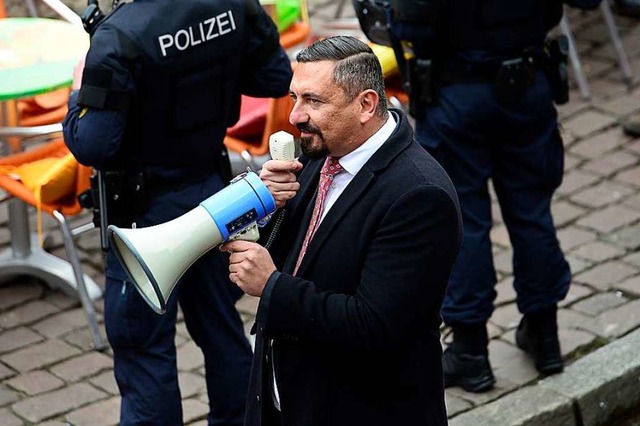 AfD-Stadtrat Dubravko Mandic &#8211; h... einer Kundgebung im Mrz in Freiburg.  | Foto: Ingo Schneider