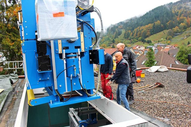14,5 Tonnen schwer ist die Maschine, d...Bernauer sind im Reifengeschft ttig.  | Foto: Martin Klabund