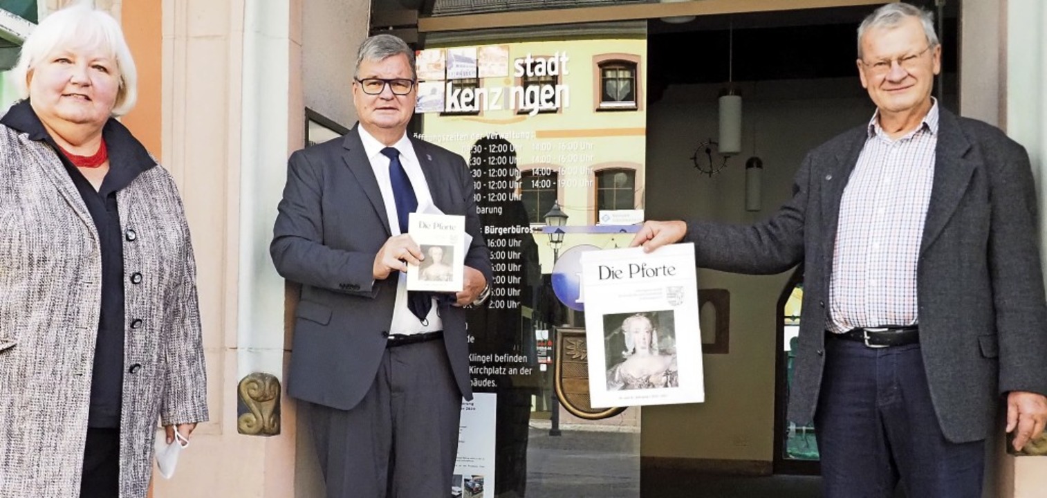 Roswitha und Klaus Weber prsentieren ...(Mitte) die neue &#8222;Pforte&#8220;.  | Foto: Michael Haberer