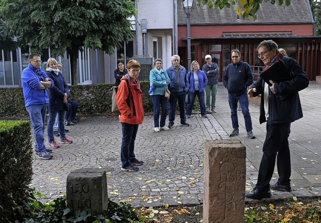 Rund 20 Interessierte lauschten den Au...en von Lokalhistoriker Ekkehard Klem.   | Foto: Bettina Schaller