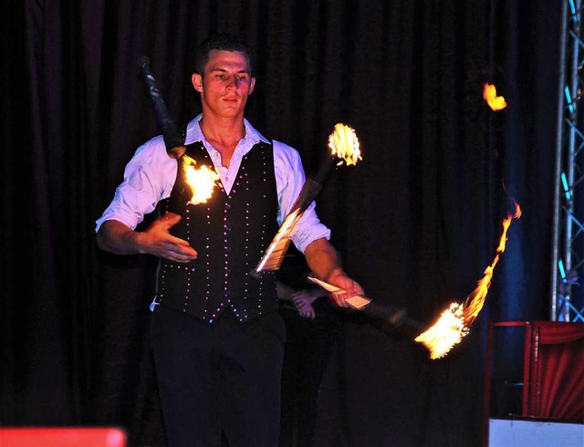 Zirkusartist Alex Kaiser spielt mit dem Feuer.  | Foto: Ingrid Lafille