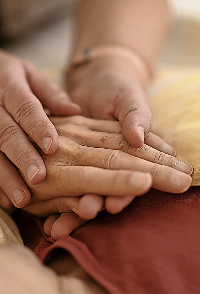 Die Hospizgruppe engagiert sich auch in der Trauerbegleitung.  | Foto: Felix Kstle (dpa)