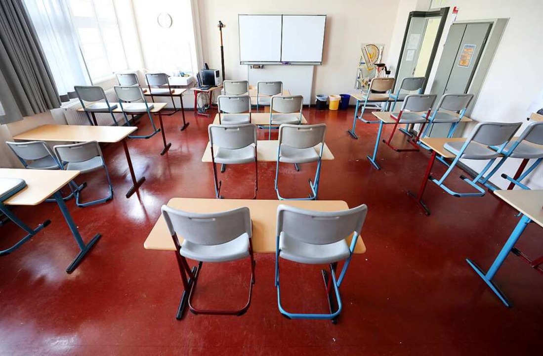 An vierzehn Freiburger Schulen und  ac...eils leere Klassenzimmer (Symbolbild).  | Foto: Bernd Wstneck (dpa)