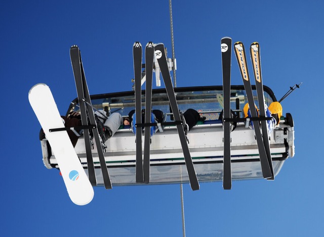 Auch im Corona-Skiwinter werden alle Pltze in den Sesselbahnen besetzt.  | Foto: Patrick Seeger