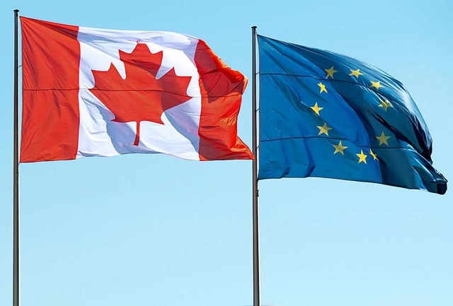 Die Flaggen von Kanada und der EU   | Foto: Maurizio Gambarini (dpa)