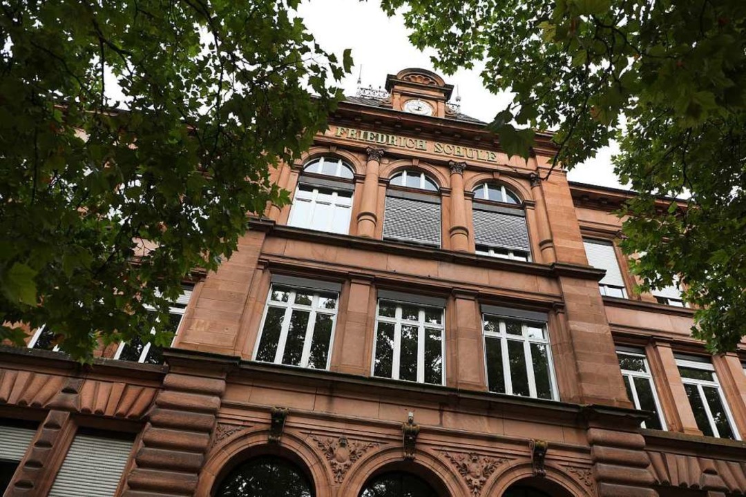 Von auen macht die Friedrichschule et...as an vielen Stellen  ganz anders aus.  | Foto: Christoph Breithaupt