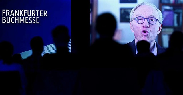 David Grossman, israelischer Schriftst...Buchmesse auf einer LED-Wand zu sehen.  | Foto: Arne Dedert (dpa)