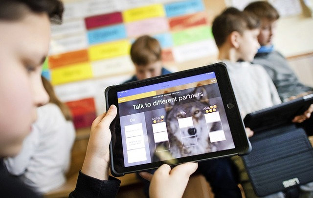 Englischunterricht mit iPads &#8211; der Digitalpakt macht es mglich.   | Foto: Julian Stratenschulte (dpa)