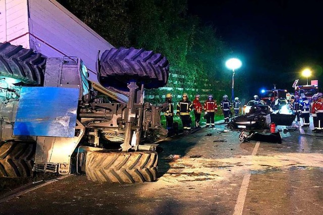Ein Traktor mit Anhnger ist am Dienst...uf der B518 kollidiert und umgekippt.   | Foto: Feuerwehr Wehr