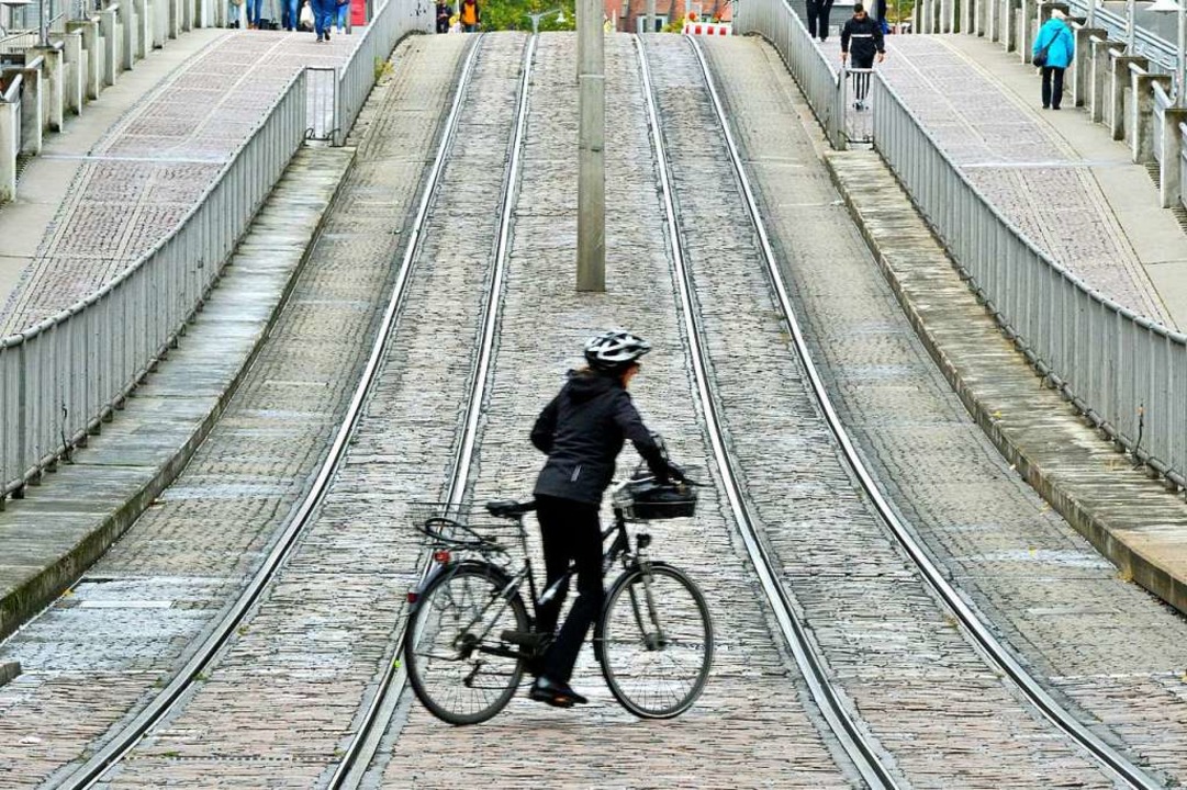 Auf der Stadtbahnbrücke geht nichts, n...traßenbahnen fahren am Mittwoch nicht.  | Foto: Michael Bamberger