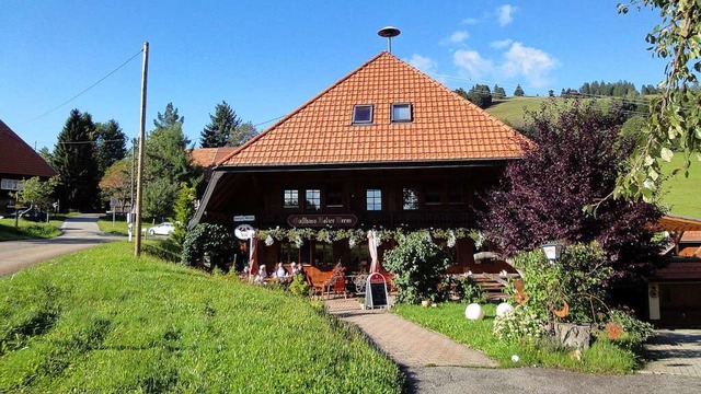 Auf fast 800 Metern Hhe ein sonniger ...as Gasthaus &#8222;Holzer Kreuz&#8220;  | Foto: Silke Hartenstein