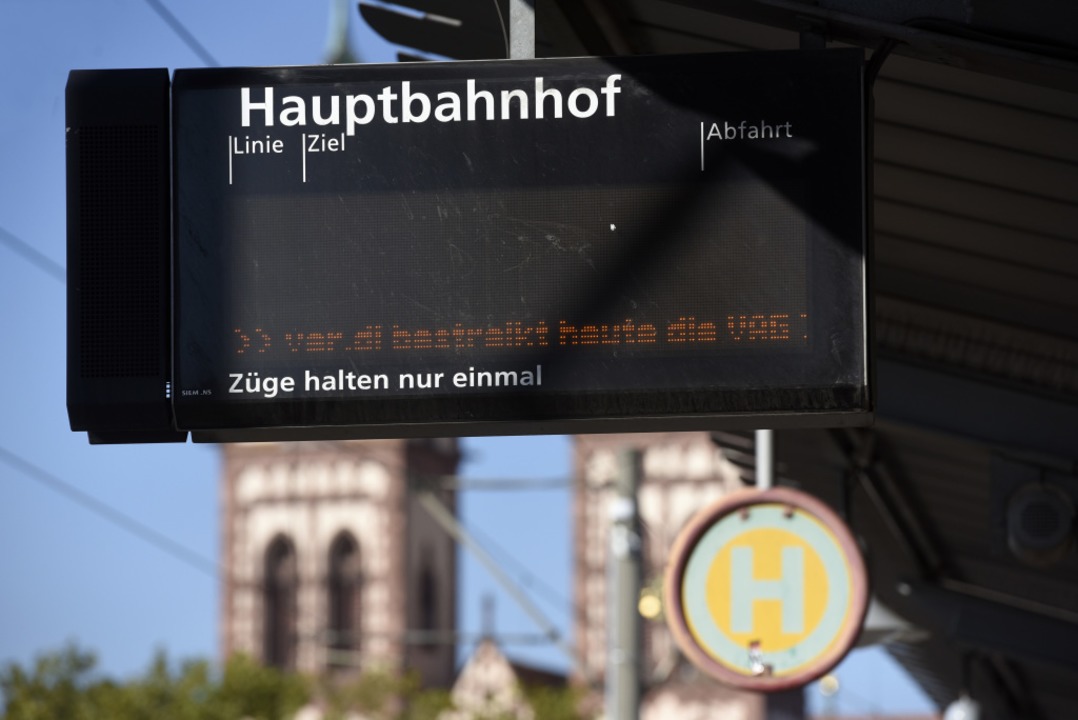 Am Freiburger Hauptbahnhof blieben die Anzeigetafeln am Mittwoch fast leer.  | Foto: Thomas Kunz