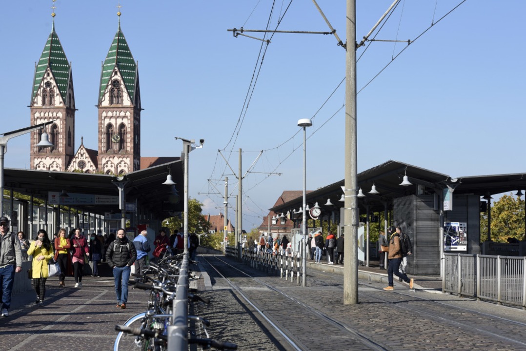 Auch auf der Stadtbahnbrücke am Freiburger Hauptbahnhof war wenig los.  | Foto: Thomas Kunz