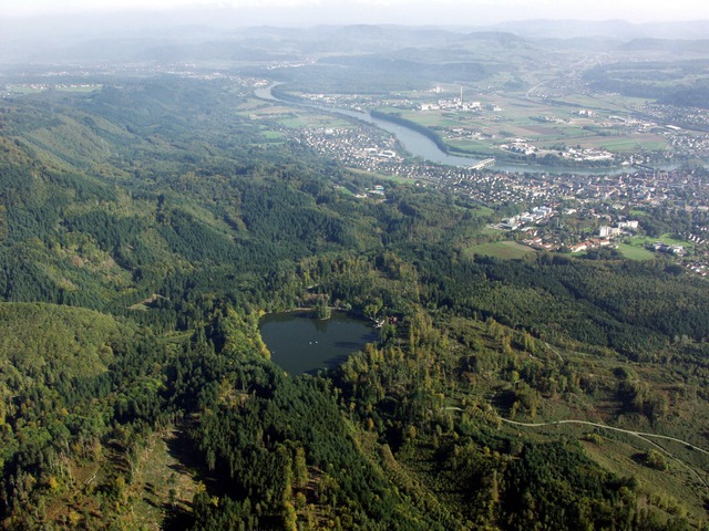 Der fnf Hektar groe Bergsee bei Bad Sckingen (im Hintergrund) aus der Luft.  | Foto: Erich Meyer
