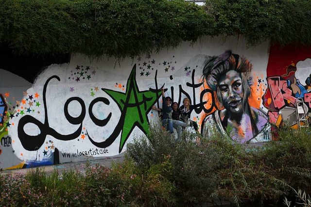 Ute Hoffmann, Marleen Thringer und  E...n ein LocArtista-Graffiti angefertigt.  | Foto: Eva/Teresa
