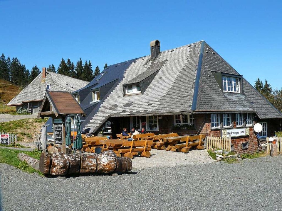 Rustikal auch draußen: die Baldenweger Hütte.  | Foto: Winckelmann