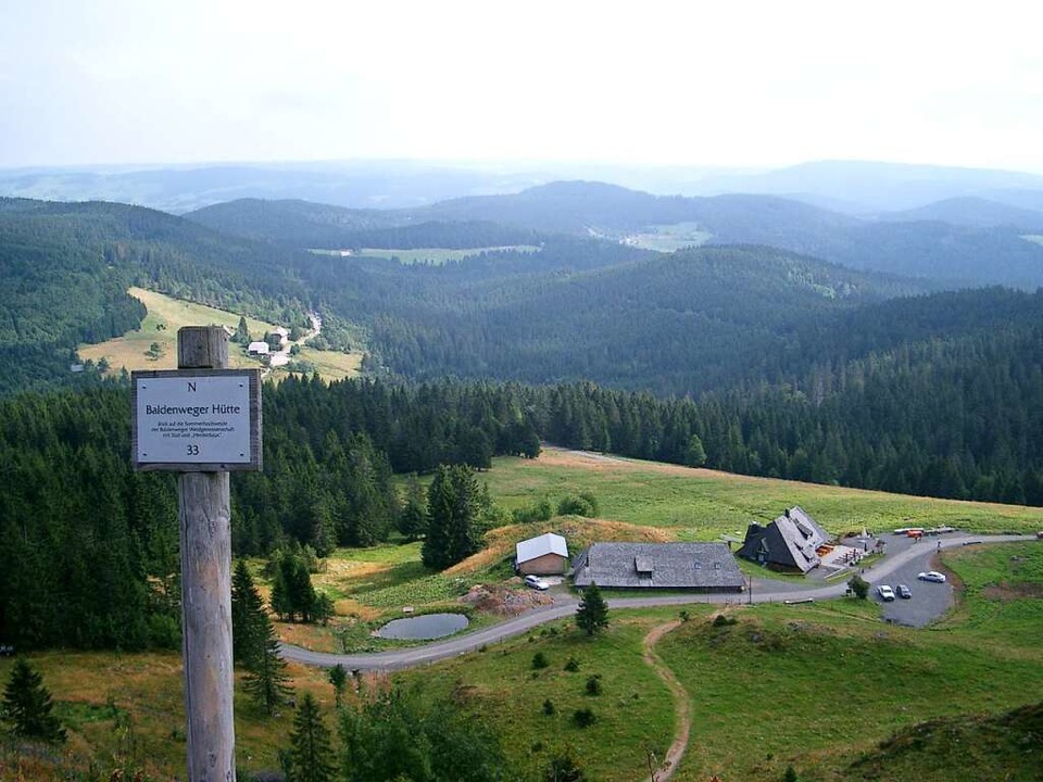 Hochschwarzwald pur: Blick auf die Baldenweger Hütte.  | Foto: Monika Rombach