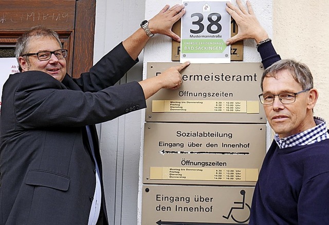 Alexander Guhl und  Ralf Dubler (rech...h die &#8222;Grne Hausnummer&#8220;.   | Foto: Michael Gottstein