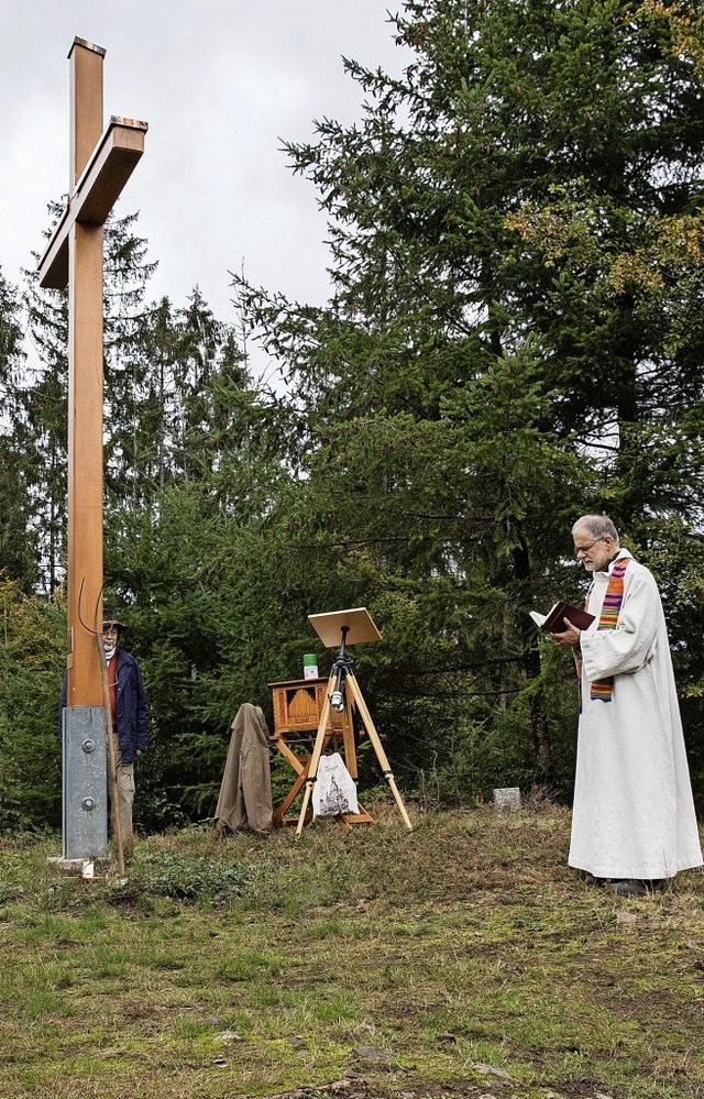 Pfarrer Thomas Braunstein aus Waldkirc...nkreuz auf &#8222;Walters Eck&#8220;.   | Foto: Gabriele Zahn