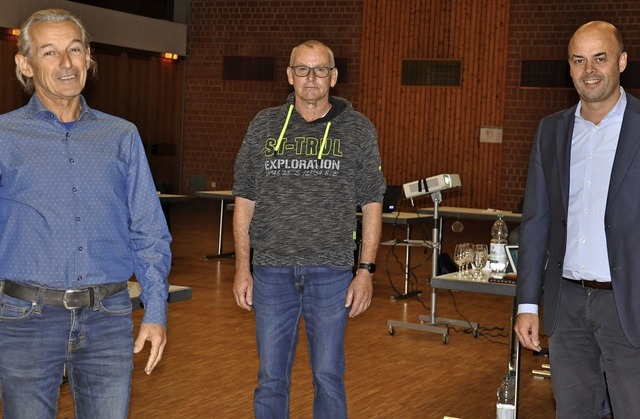 Fr Karl Schlager (links) rckt  Siegf...Carsten Vogelpohl hie ihn willkommen.  | Foto: Jutta Schtz