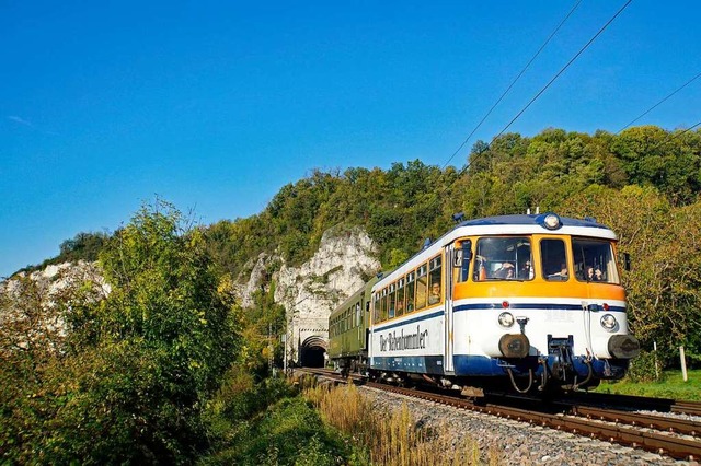 Der Schienenbus beim Isteiner Tunnel i...snliche Lieblingsmotiv der Gttlichs.  | Foto: Hein Gttlich