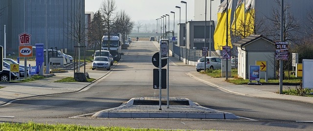 Die  Strae  im Dyn A5-Gewerbegebiet z...al Teil der   Umgehungsstrae werden.   | Foto: Olaf Michel