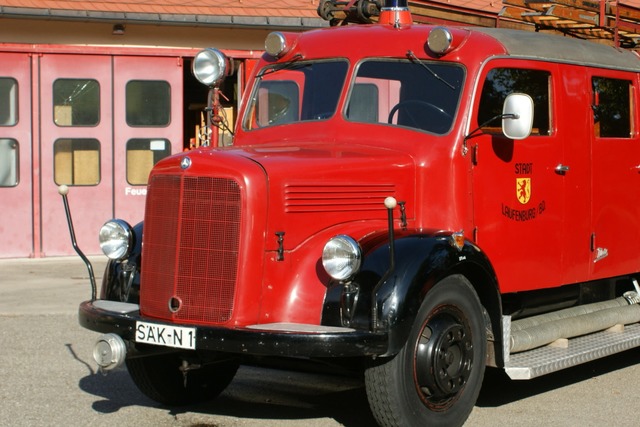 In leuchtend roter  Pracht: Ein Feuerw...kanten Kfz-Kennzeichen SK &#8211; N 1  | Foto: Feuerwehr