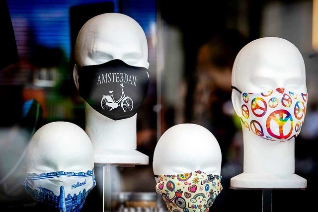 Die Niederlande im Teil-Lockdown: Stof...pfe in einem Schaufenster in Amsterdam  | Foto: "koen Van Weel" (dpa)