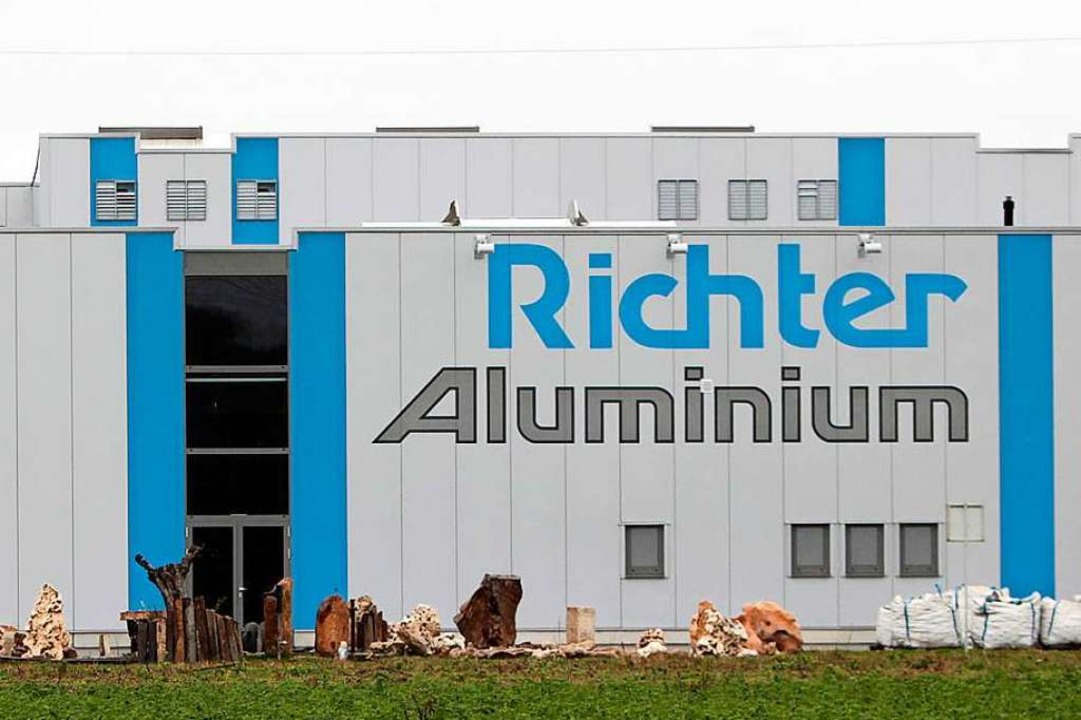 Prominent an der A5 nahe der Ausfahrt ...n in der Aluminiumindustrie ttig ist.  | Foto: Christoph Breithaupt