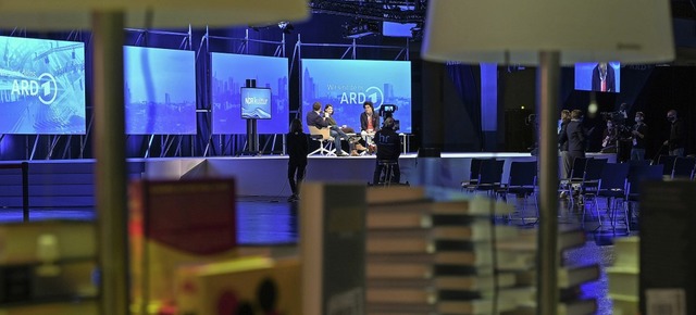 Allein auf weiter Flur: Die ARD-Bhne ...are Ort auf  dem Gelnde der Buchmesse  | Foto: Arne Dedert (dpa)