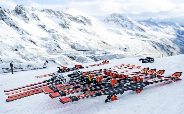 Skier liegen bereit frs Training am Rettenbachgletscher.  | Foto: Expa/Johann Groder