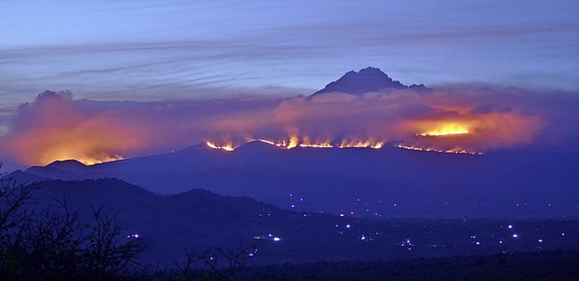 Weithin sichtbar sind die Rauchwolken des Feuers  | Foto: Thomas Becker (dpa)