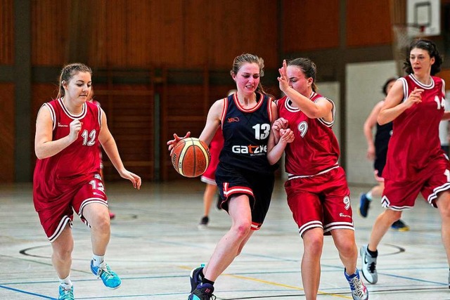 Alina Schneider (am Ball) &#8211; hier...ie Top-Scorerin in der Oberliga Baden.  | Foto: Pressebro Schaller