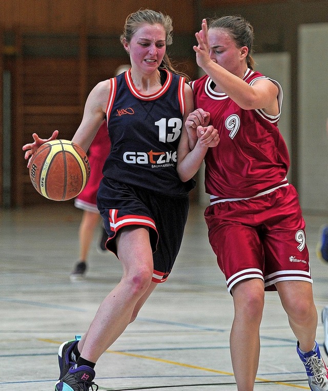 Alina Schneider (links) &#8211; hier e...e Top-Scorerin in der Oberliga Baden.   | Foto: Pressebro Schaller
