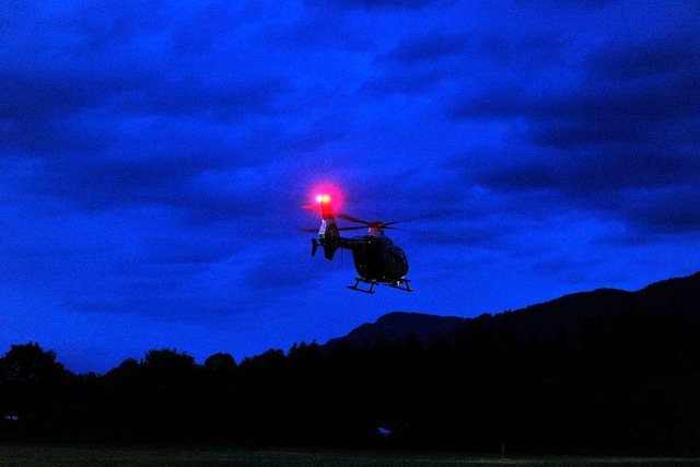 Die Polizei setzt zur nchtlichen Suche auch einen Hubschrauber ein.  | Foto: Stefan Puchner