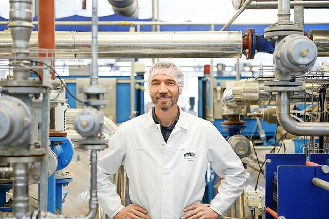 Gregor Reddemann in der Allos-Produktion in Freiburg  | Foto: Allos-Hof-Manufaktur