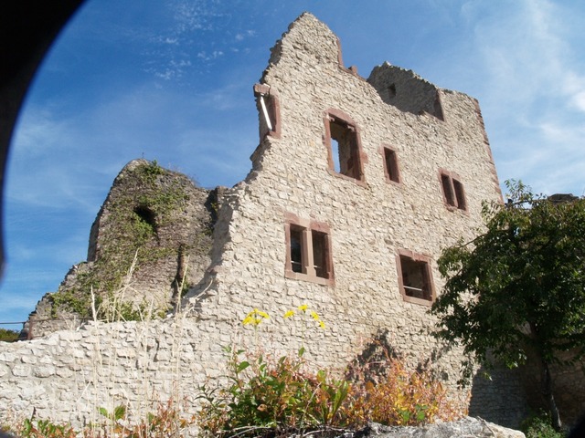 Burg Landeck, Burg Landeck Die restaurierte Sdwand in voller Pracht.  | Foto: Aribert Rssel
