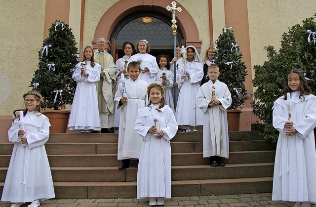 Acht Kinder der katholischen Seelsorge...odegar in Bad Bellingen Erstkommunion.  | Foto: Privat