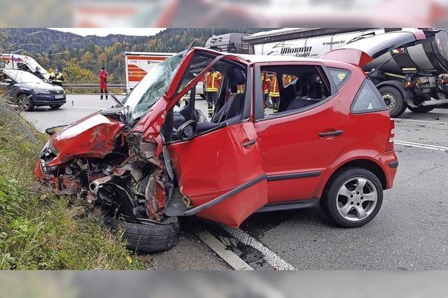 Vollbesetztes Auto kollidiert mit Lastwagen