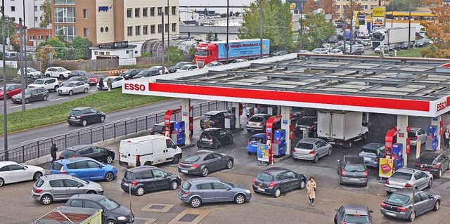 Andrang franzsischer Autofahrer an einer Tankstelle in Kehl  | Foto: Annette Lipowsky/Stadt Kehl